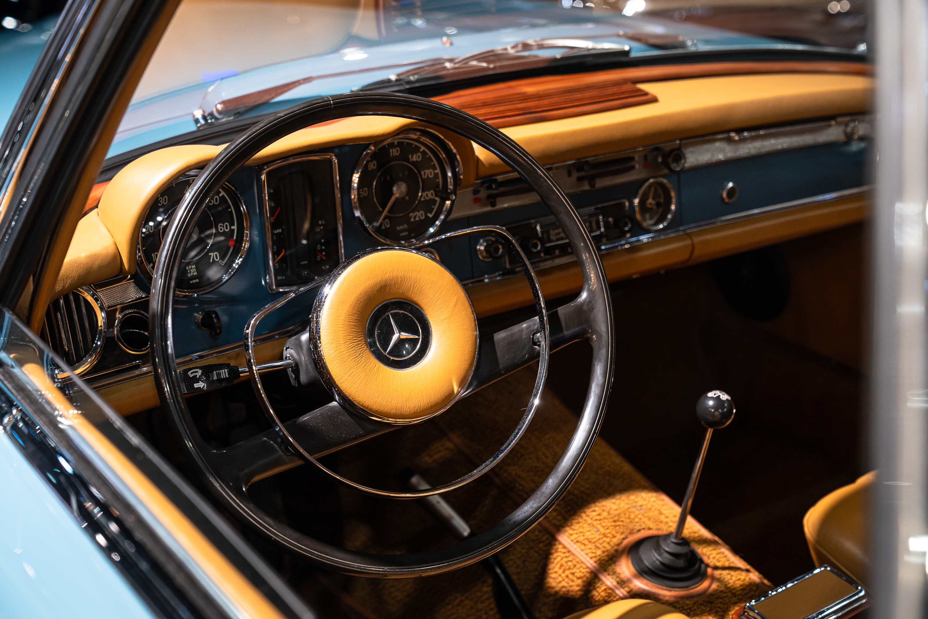 Mercedes 230 SL Pagode media